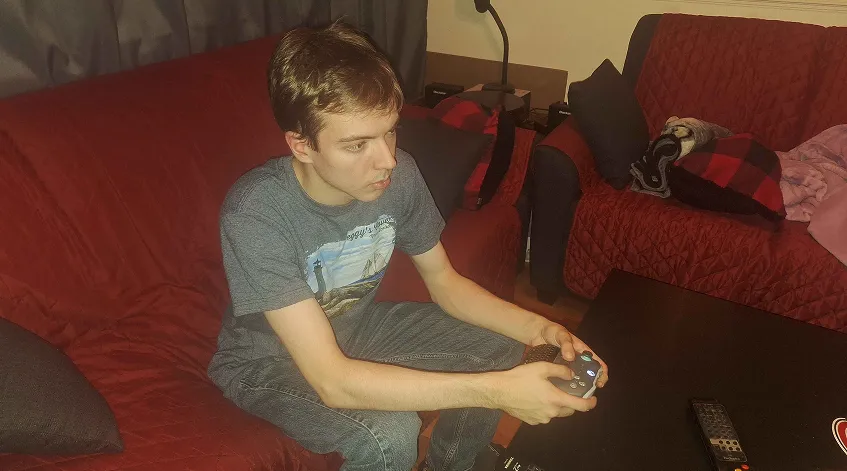 Gabriel qui joue aux jeux vidéo