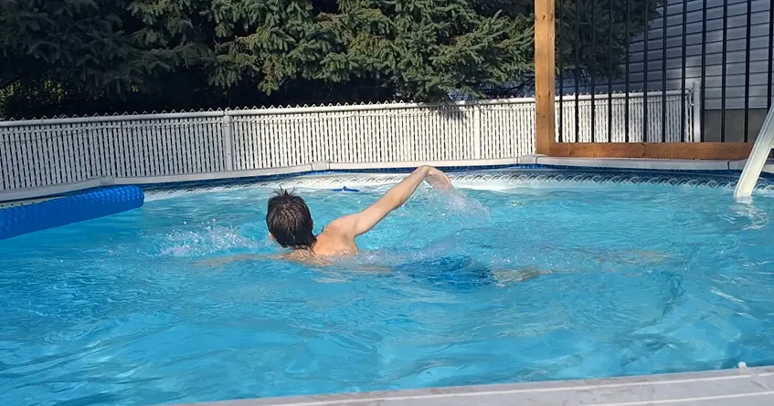 Gabriel qui nage dans sa piscine